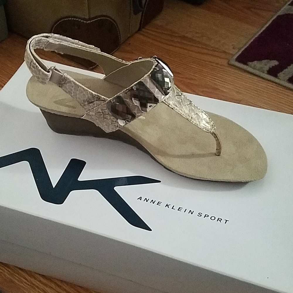 Tan wedge heels with stones